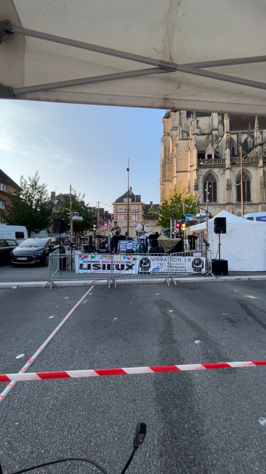 Scène de concert en plein air sonorisée par Vibra'son 14 devant la cathédrale de Lisieux