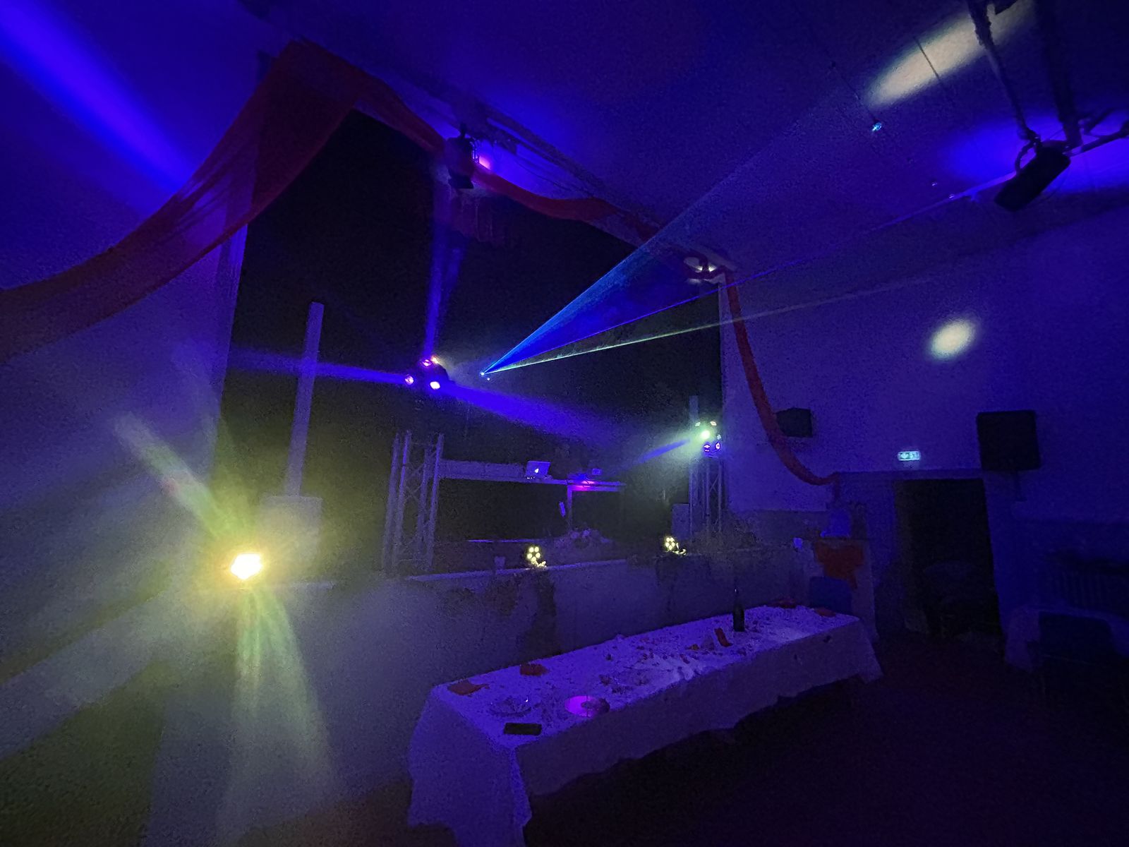 DJ mariage en Normandie : salle de réception éclairée en bleu avec laser et tables dressées par Vibra'son 14