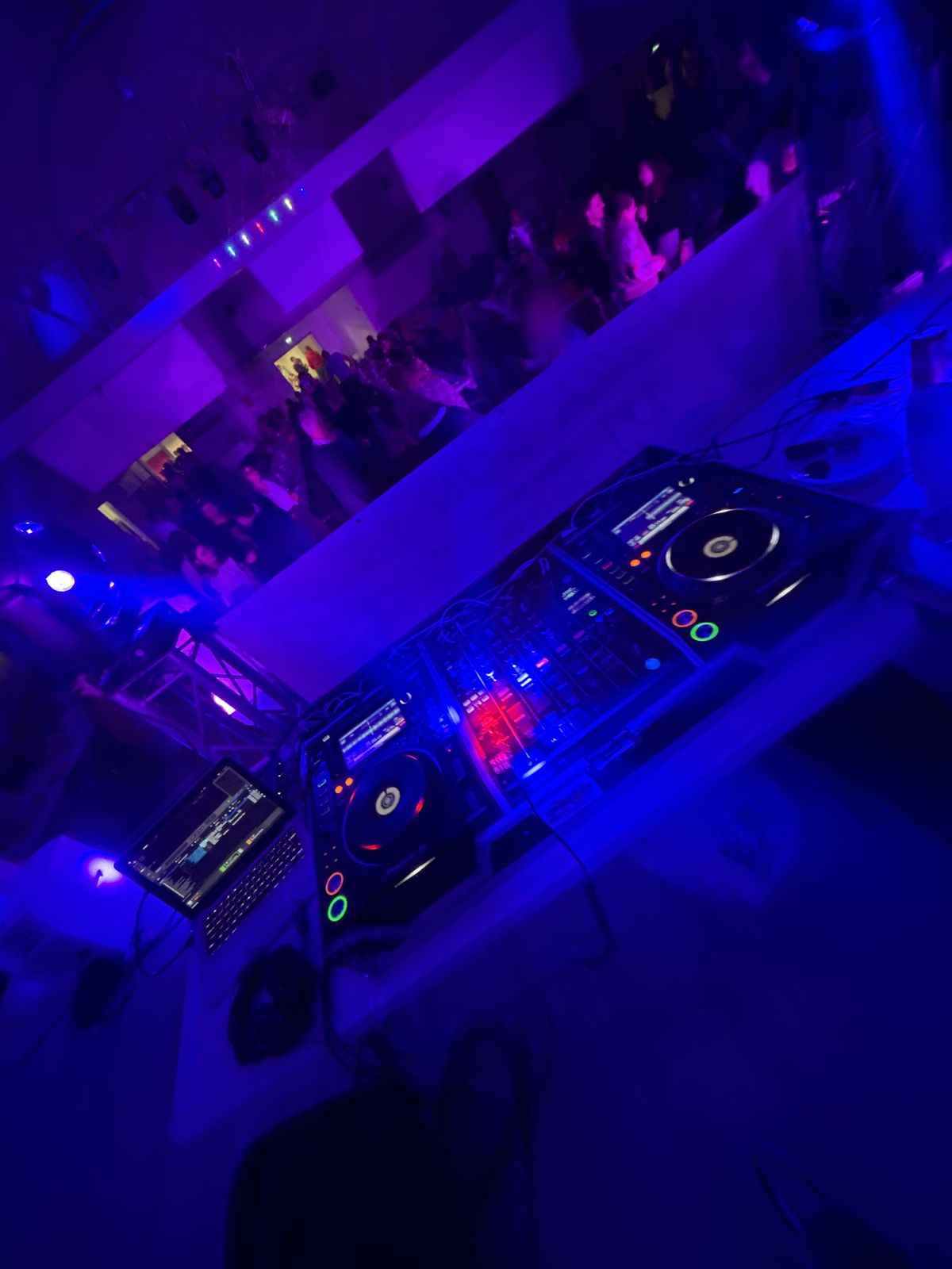 Régie DJ Vibra'son 14 avec platines Pioneer face à la piste de danse lors d'une soirée dans le Calvados