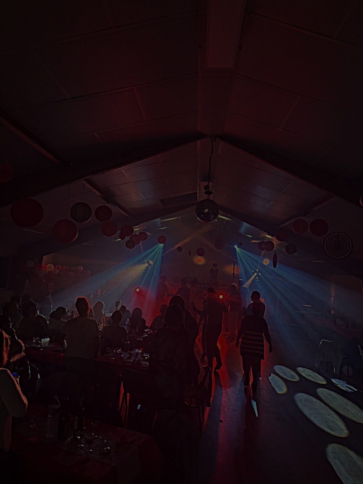 Soirée dansante associative dans une salle comble avec jeux de lumière Vibra'son 14